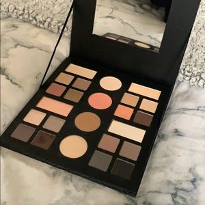 Quo eyeshadow and face palette